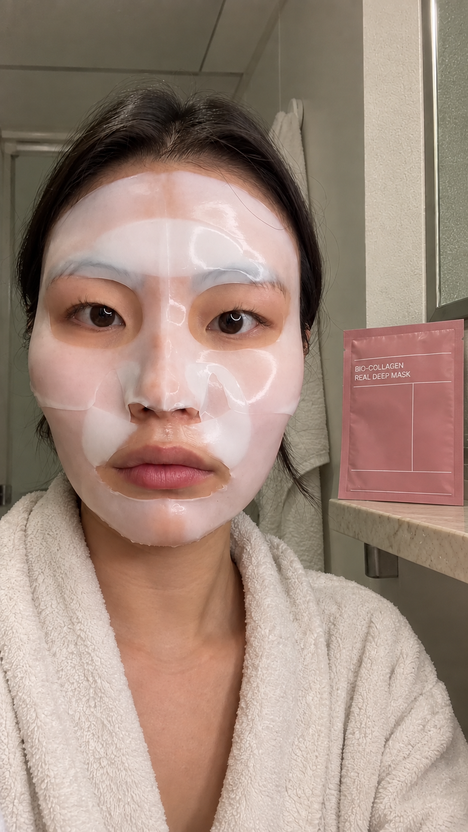 Woman wearing the full-face mask beside the pink CAVAROCO Bio-Collagen pouch
